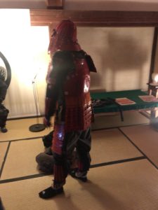 松山城で鎧の試着をした人